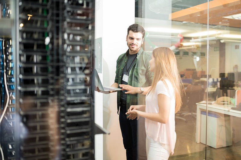 personas en centro de datos